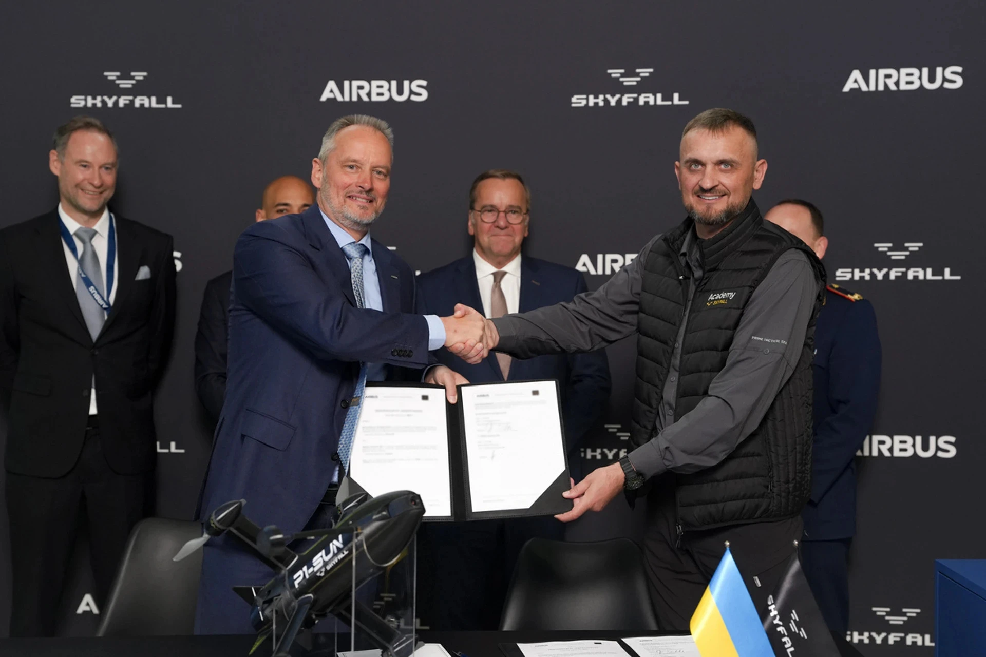 Микола Маковєєв, CEO SkyFall, та Міхаель Шольхорн, CEO Airbus Defence and Space, під час підписання меморандуму