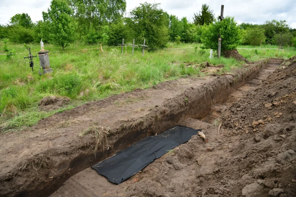 У Гуті Пеняцькій на Львівщині виявили масове поховання