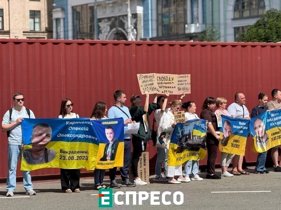 "Цивільні чекають. Світ має діяти": у Києві відбулась акція на підтримку українців, яких Росія тримає в полоні