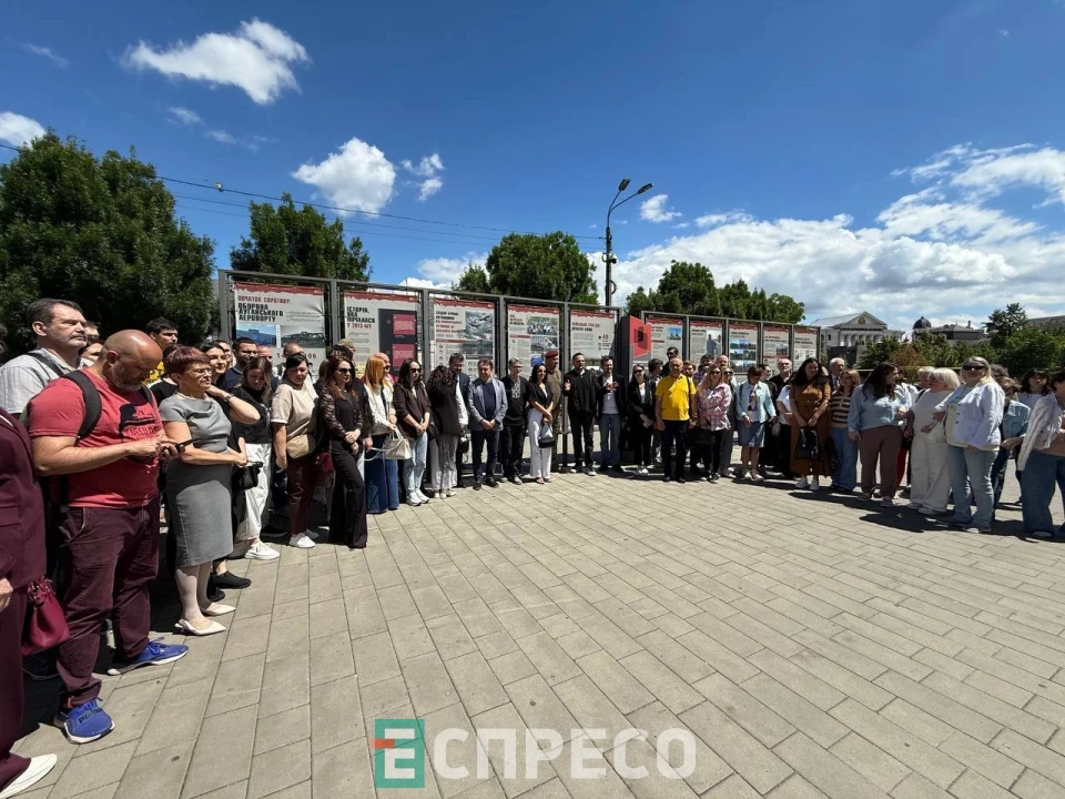 Виставка "Початок спротиву: оборона Луганського аеропорту"