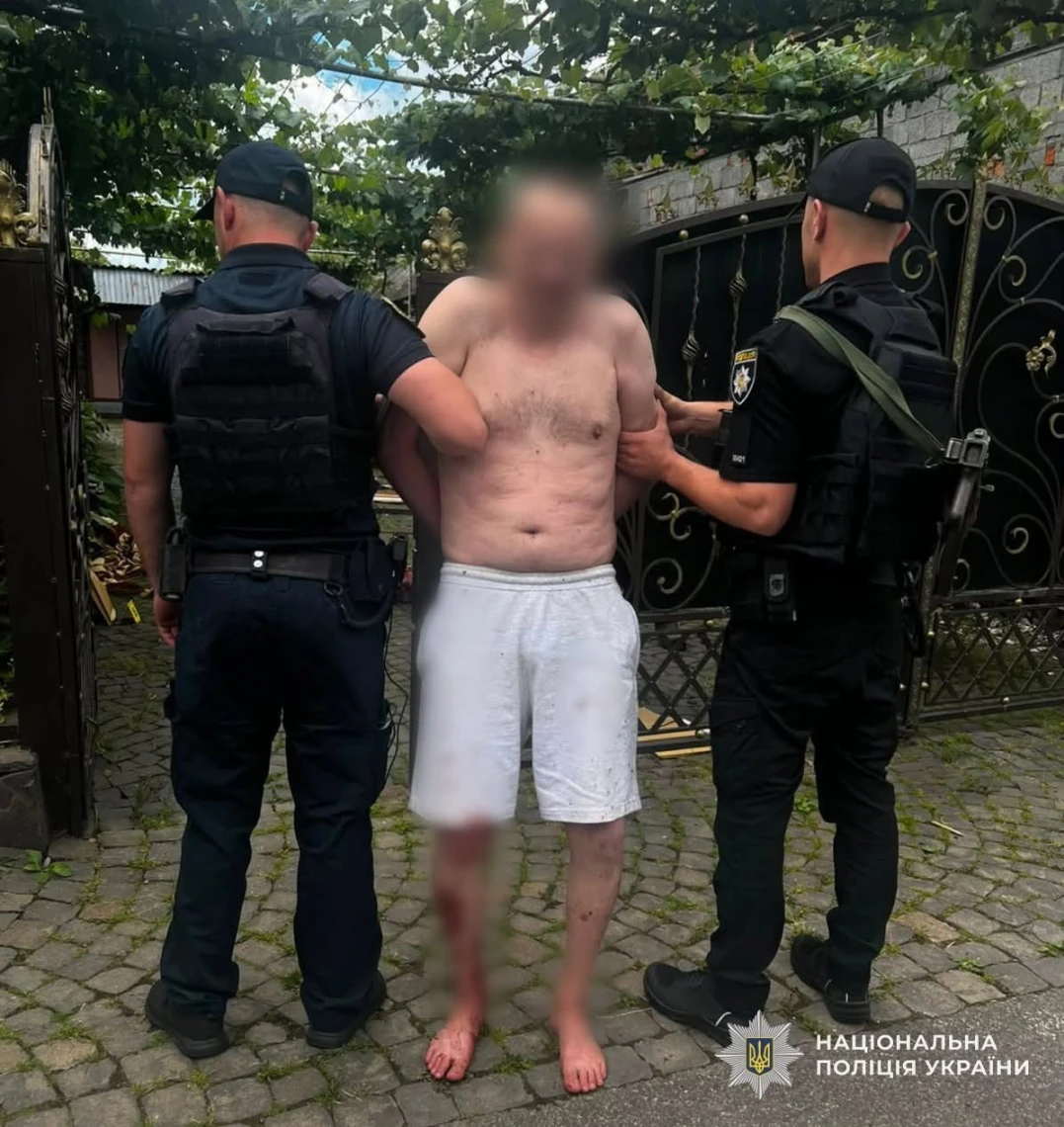 На Закарпатті чоловік вбив молотком двох сусідів і тяжко поранив батька