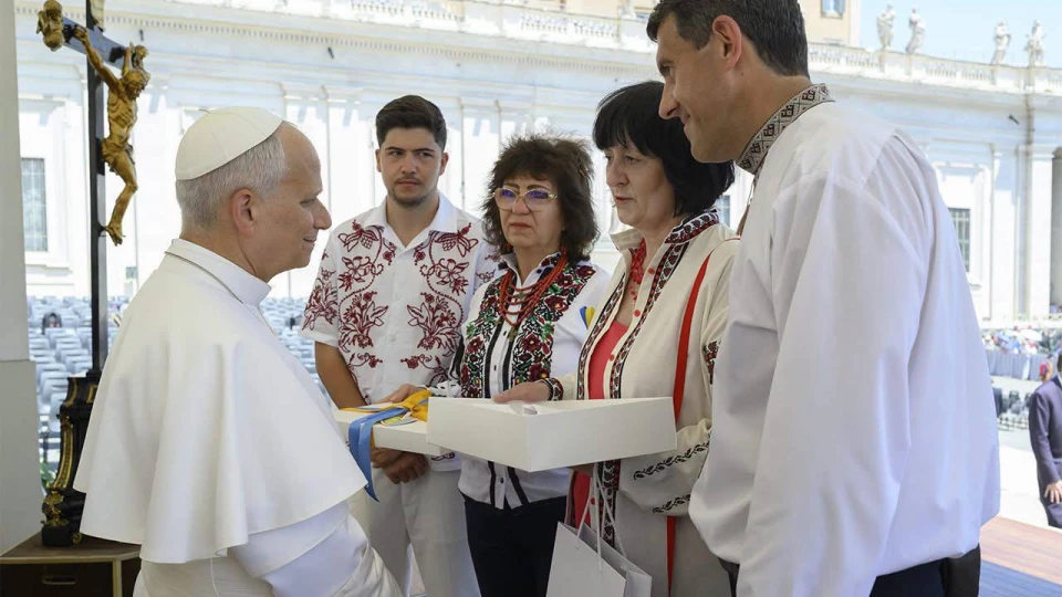 Галина Шуневич із подарунком для Папи Лева