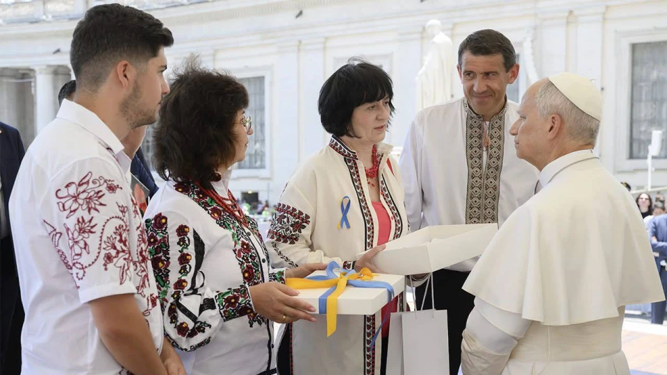 Галина Шуневич із подарунком для Папи Лева
