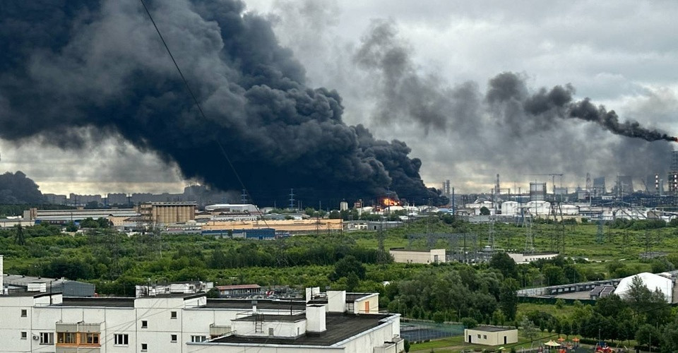 Видобуток нафти в РФ скорочується повільніше, але удари України по НПЗ лишають галузь під тиском, — Bloomberg