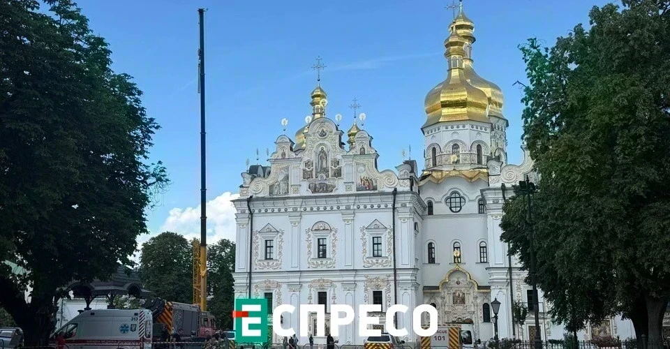 На Успенському соборі завершується монтаж тимчасового аварійного накриття