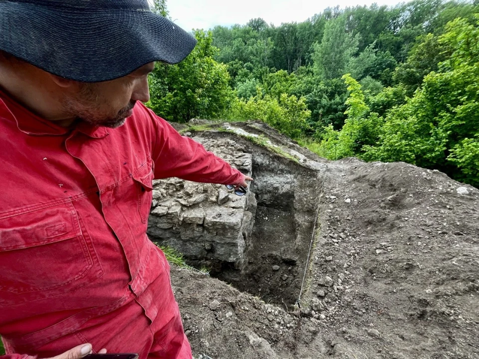 У Маліївцях на Хмельниччині археологи знайшли залишки дзвіниці скельного монастиря