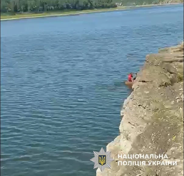 На Буковині під час купання у Дністрі зникли батько і двоє дітей: тривають пошуки