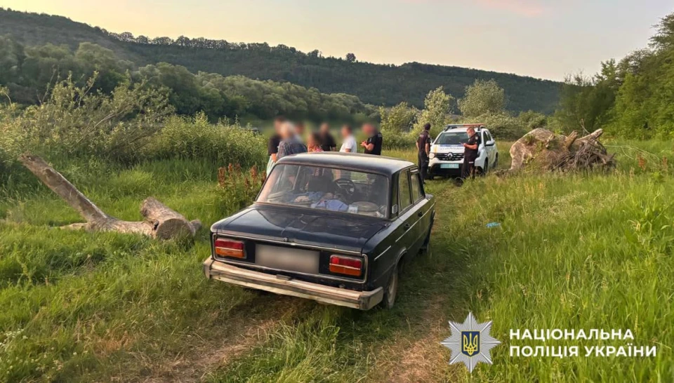На Буковині під час купання у Дністрі зникли батько і двоє дітей: тривають пошуки