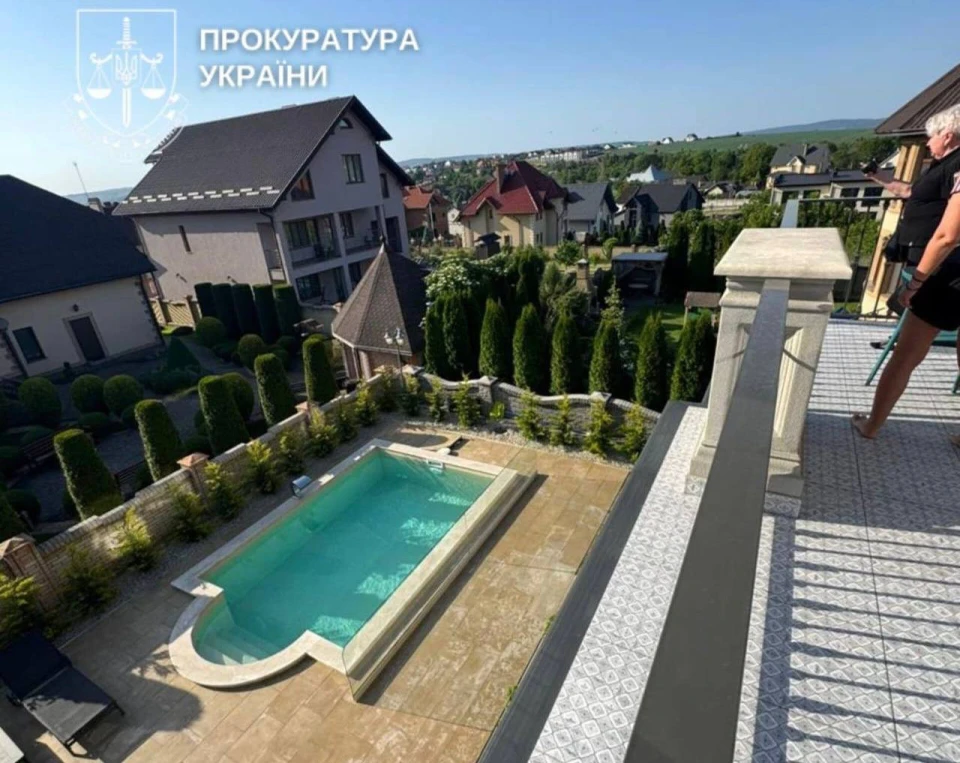 Елітний будинок і готельний комплекс посадовця Держгеокадастру