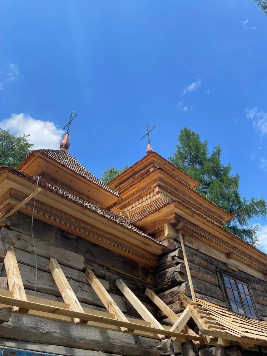 На Львівщині завершують реставрацію унікальної дерев’яної церкви XVII ст. у селі Кугаїв