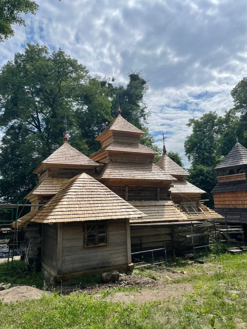 На Львівщині завершують реставрацію унікальної дерев’яної церкви XVII ст. у селі Кугаїв