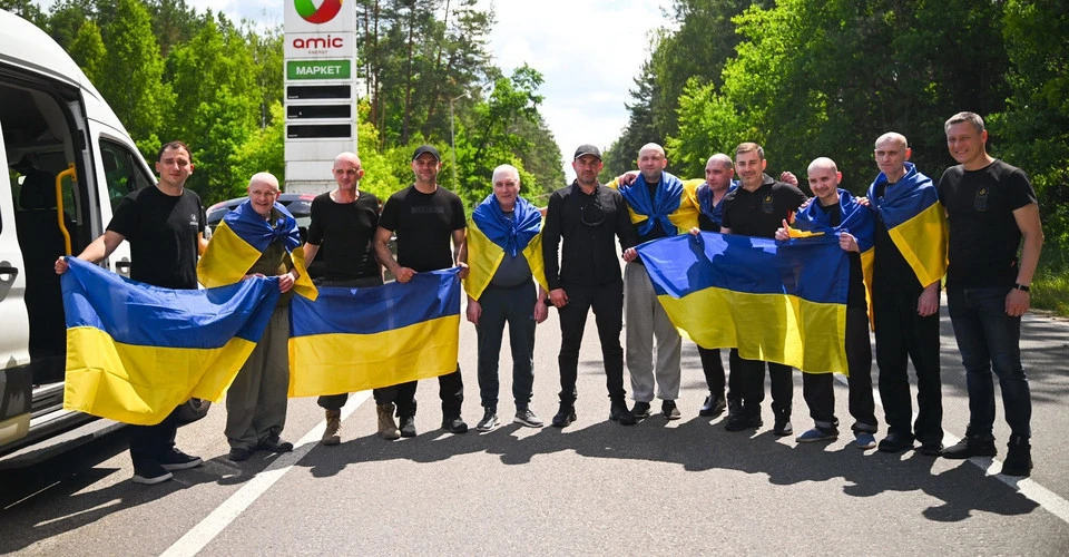 В Україну повернулися семеро цивільних, яких Росія незаконно утримувала з 2022 року