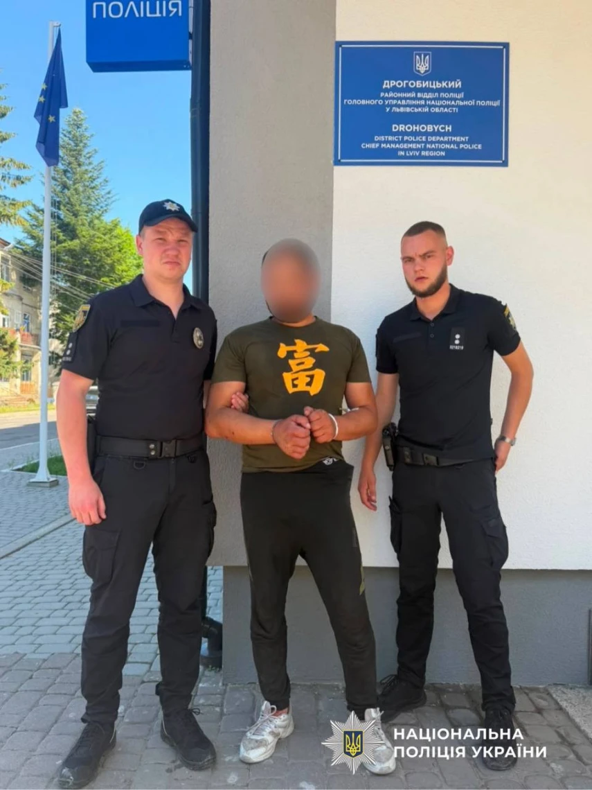 У Дрогобичі затримали чоловіка за наругу над меморіалом