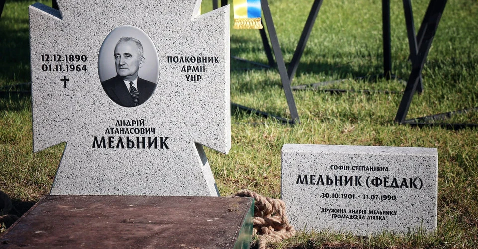 Первісний надгробок на могилі Софії Мельник до встановлення нового пам'ятника