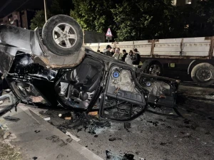 У Львові на Сихові натовп перекинув автомобіль ТЦК