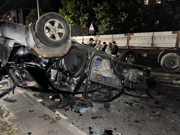 У Львові на Сихові натовп перекинув автомобіль ТЦК