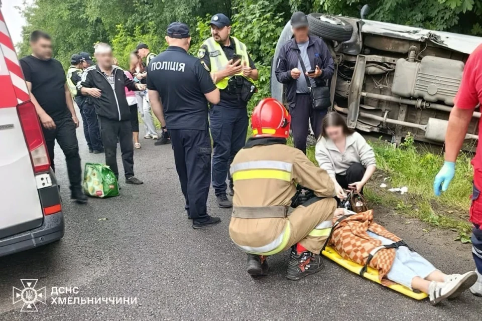 На Хмельниччині перекинувся автобус із 14 пасажирами