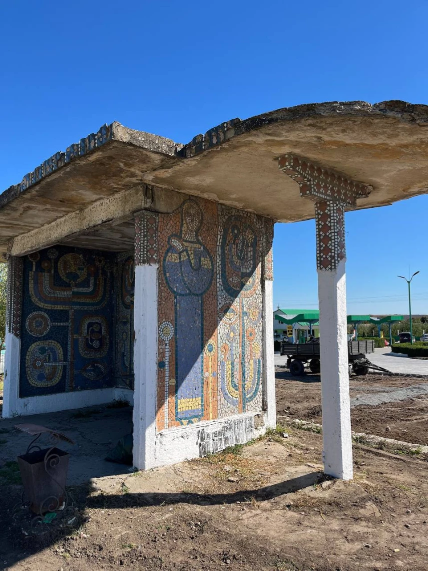 У селі Січинці на Хмельниччині вперше в Україні почали професійно реставрувати зупинку з мозаїкою