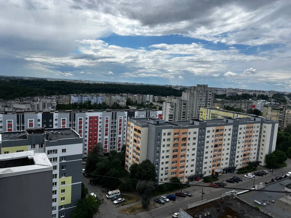 вид з будинку на вулиці Червоної Калини 40
