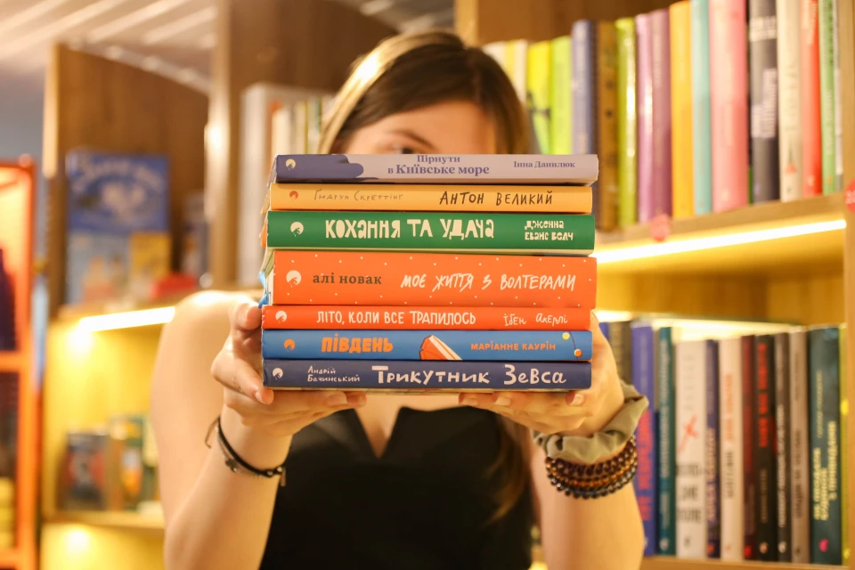 книжковий "Трамвайчик. Кава. Книги. Вініл"