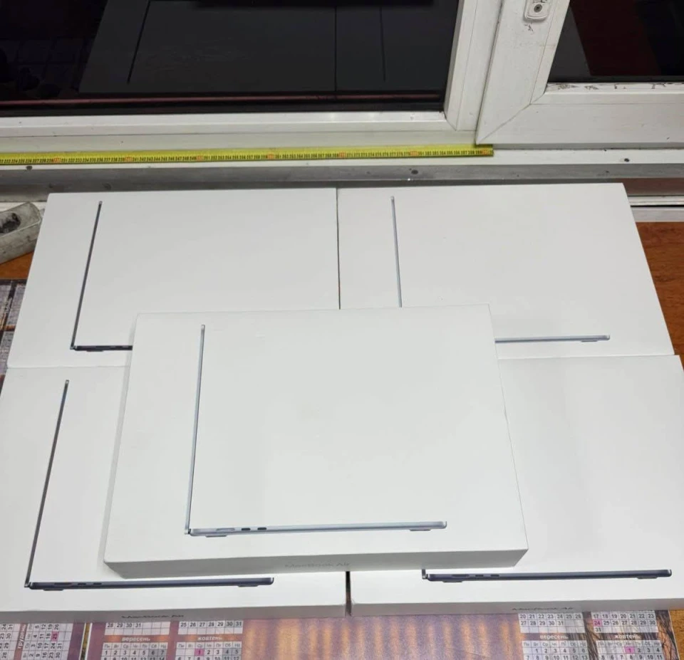 приховані смартфони й MacBook