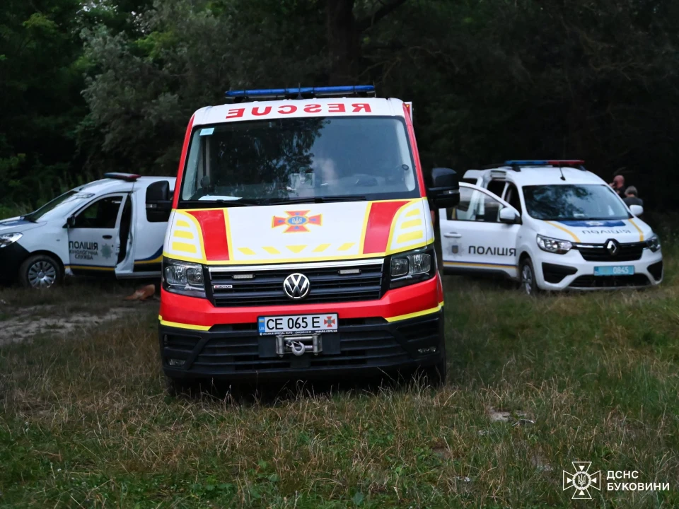 На Буковині другу добу розшукують 8-річного хлопчика, який пішов з дому вночі