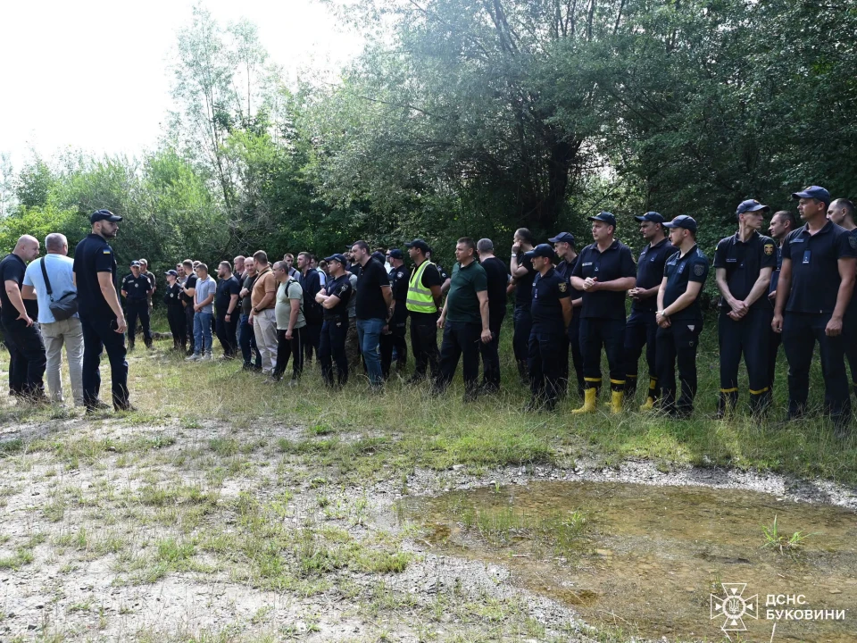 На Буковині другу добу розшукують 8-річного хлопчика, який пішов з дому вночі