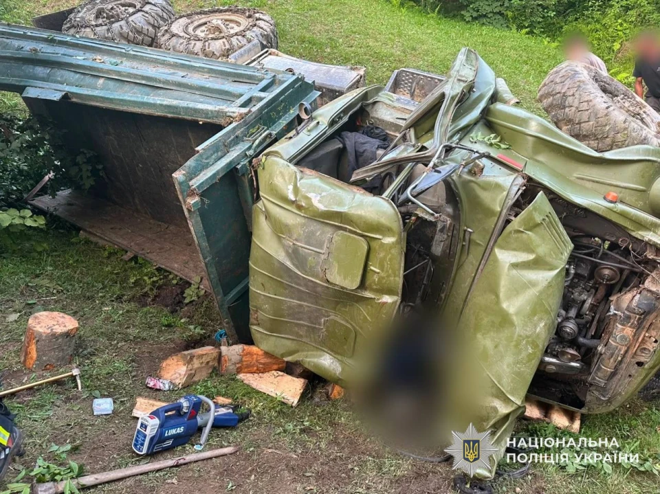 Через зсув ґрунту авто злетіло зі схилу: деталі смертельної ДТП із ЗІЛом у Рахові