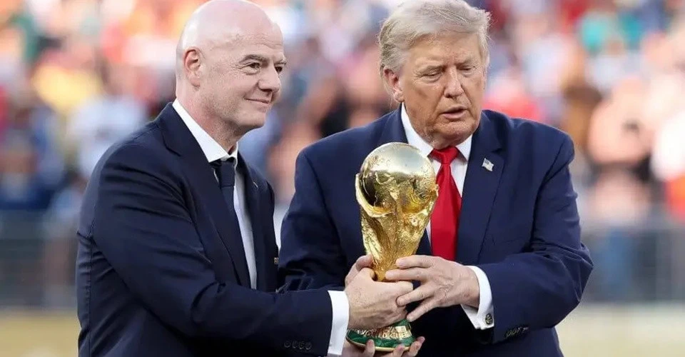 Президент США Дональд Трамп разом із президентом ФІФА Джанні Інфантіно взяв участь у церемонії вручення трофея під час недільного фіналу чемпіонату світу з футболу