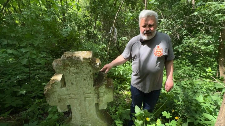 "Один хрест на всю Україну": у селі на Хмельниччині знайшли унікальну реліквію з єрусалимськими графіті
