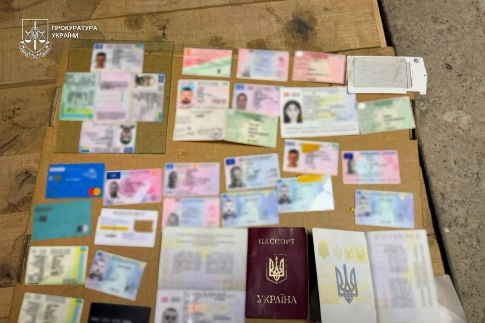 виробництво фальшивих посвідчень і документів з печатками держорганів