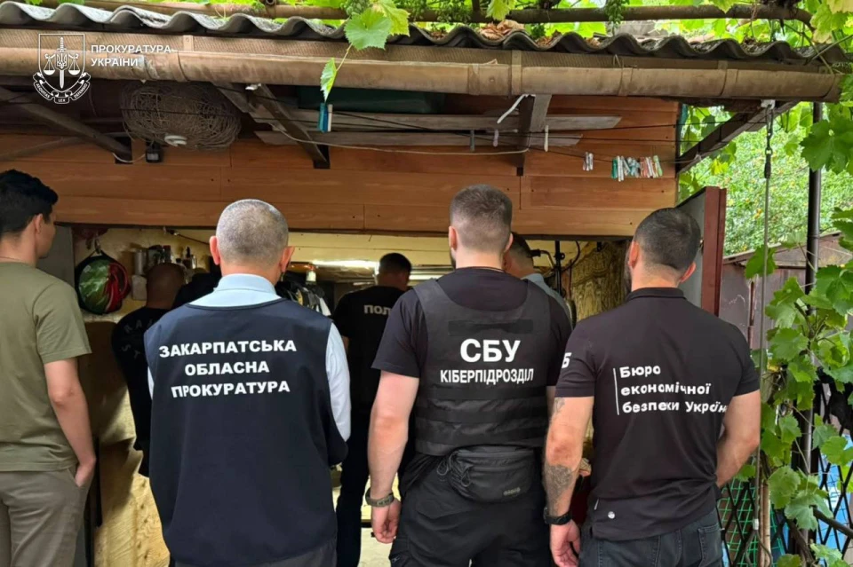 виробництво фальшивих посвідчень і документів з печатками держорганів 