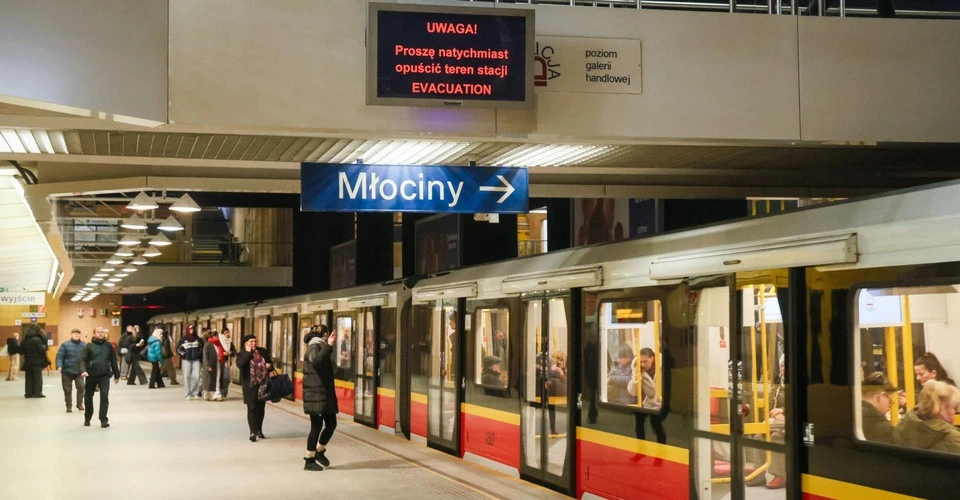 Польща депортує українця, який паралізував рух метро у Варшаві, кинувши рюкзак на колії