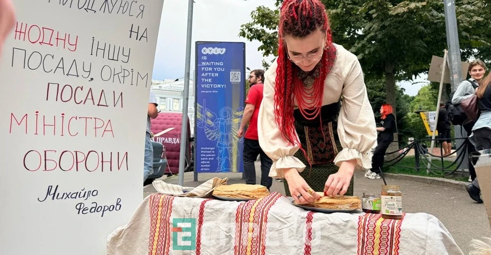 У Києві дев'ятий день триває мирна акція з вимогою повернути Федорова на посаду міністра оборони