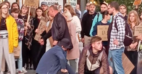 У Львові поліція встановила особу чоловіка, затриманого з ножем на акції на підтримку Федорова