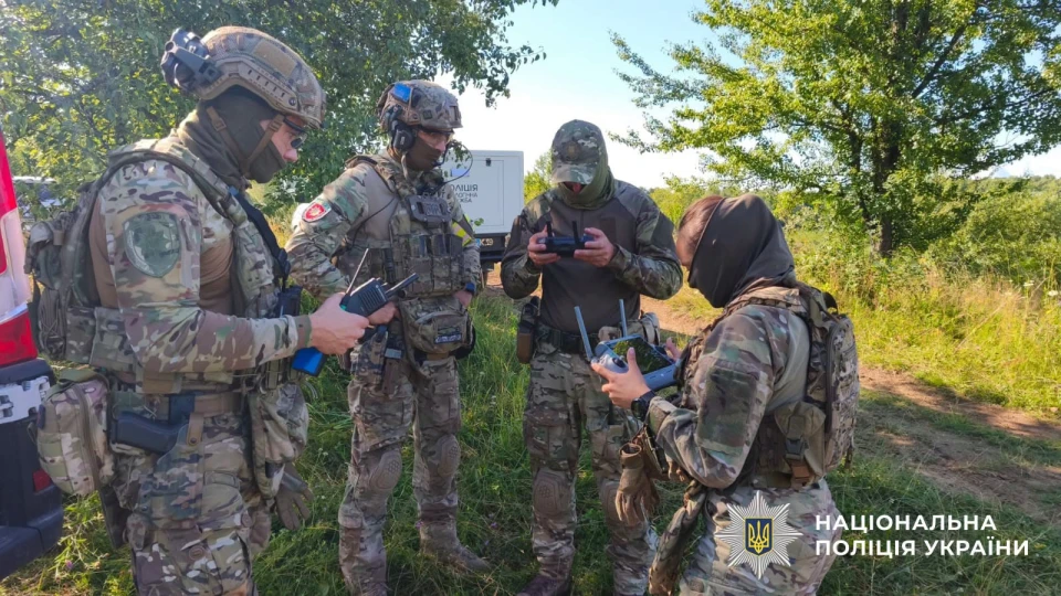 На Буковині чоловік поранив двох поліцейських з рушниці та втік: в області введено спецоперацію