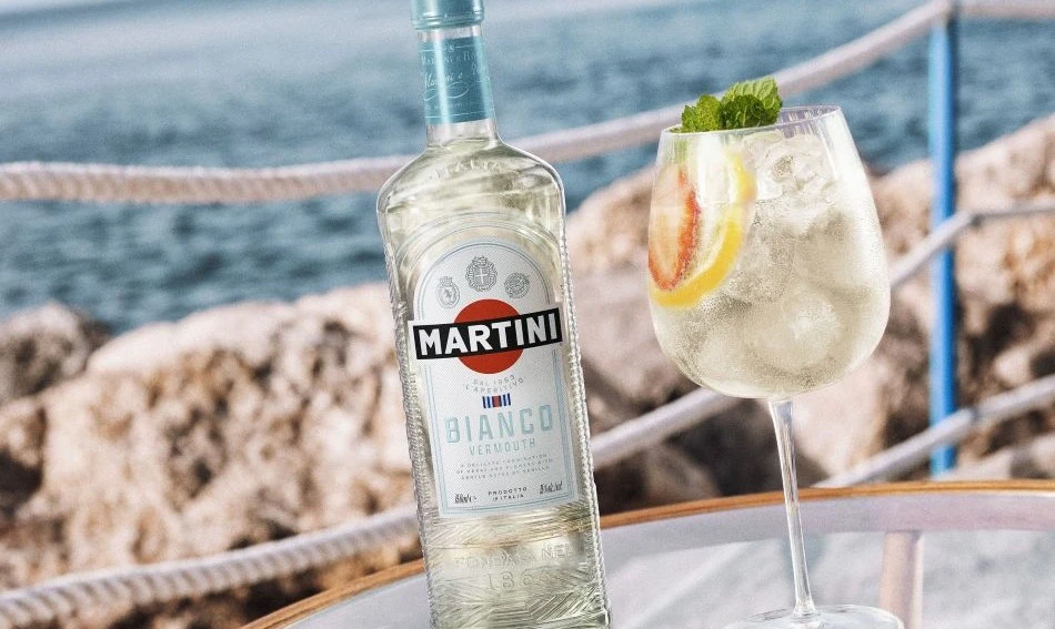 Алкогольний гігант Bacardi, який у 2022 обіцяв піти з РФ, почав розливати ром і Martini на двох заводах у Росії