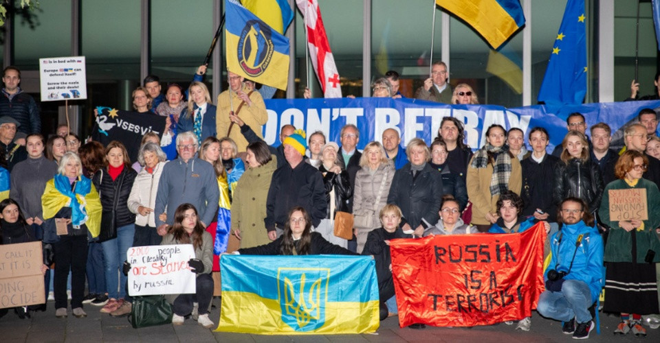 "Не зраджуйте Україну": у Лондоні сотні людей вийшли до посольства США проти дизельної угоди Трампа з Путіним